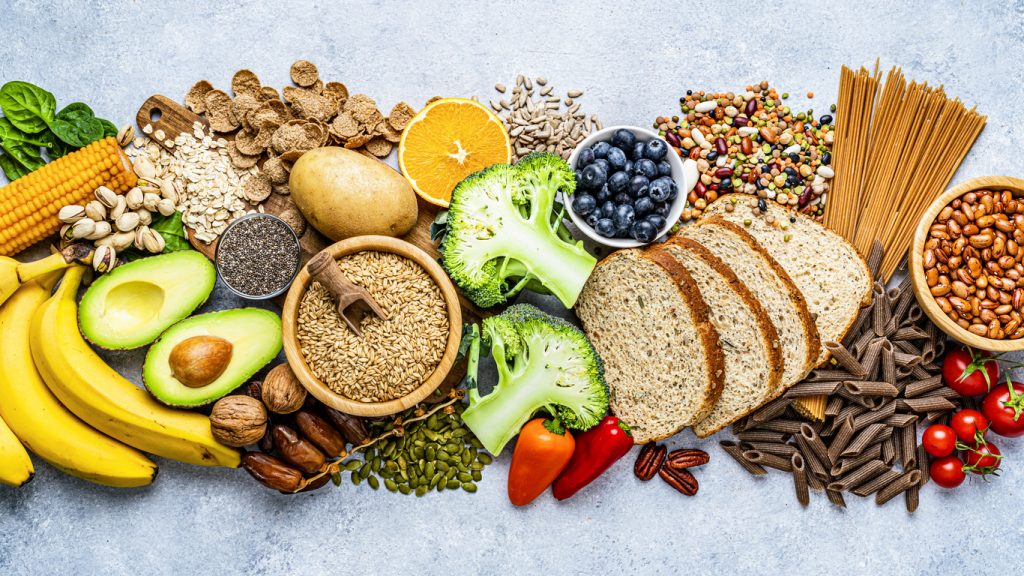 Livsmedel med hög halt av fibrer såsom frukt, grönsaker och fullkornsprodukter, nötter osv